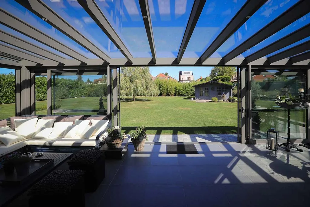 Glazen veranda met open zicht op de tuin
