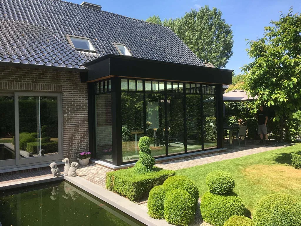 Moderne zwarte erker als woonuitbreiding
